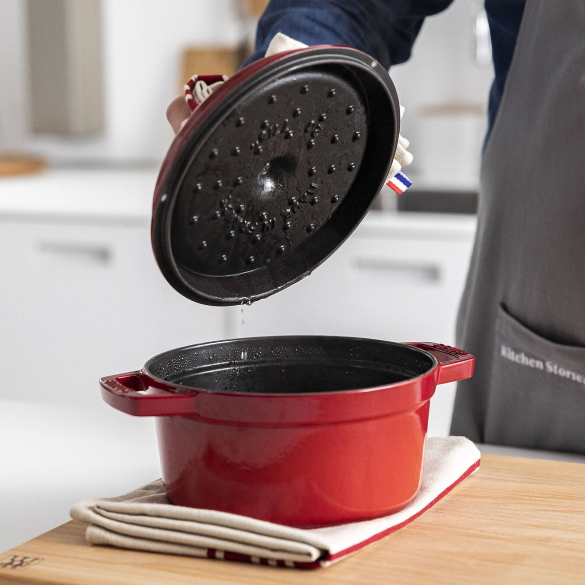 Staub La Cocotte 24cm, rund, Kirsch-Rot, Gusseisen